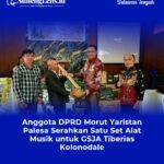 Anggota DPRD Morowali Utara (Morut), Yaristan Palesa, SH menyerahkan langsung alat musik lengkap untuk Gereja Sidang Jemaat Allah (GSJA) TIBERIAS Kolonodale, dalam ibadah Minggu pagi. (14/12/2025).